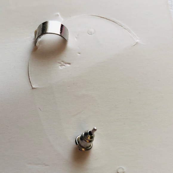 💜3/$30 Rhinestone Silvertone Ear Climber for pierced ears - Picture 2 of 5